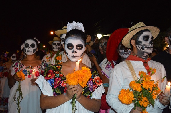 What is Dia de los Muertos and how is it celebrated?